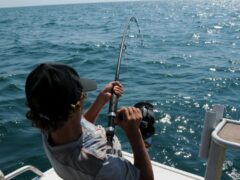 A young man actively fishing in the ocean near Broome, WA, enjoying a sunny day., tags: einführung - pexel