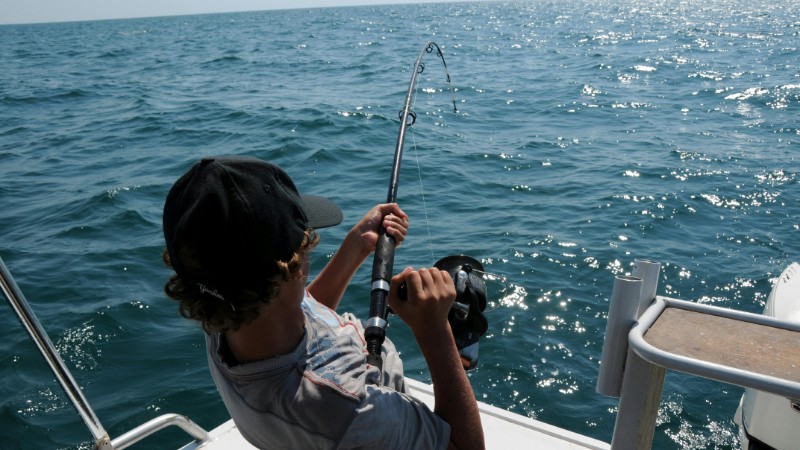 A young man actively fishing in the ocean near Broome, WA, enjoying a sunny day., tags: einführung - pexel
